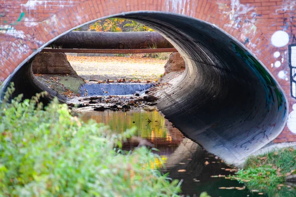 Blick Von Innen Auf Ein Großes Abwasserrohr Unter Der Brücke — Stockfoto