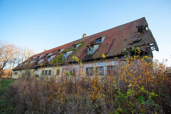 Velha Casa Negligenciada Abandonada Com Arquitetura Europeia Clássica — Fotografia de Stock