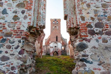 terk edilmiş eski bir kırmızı tuğla Ortaçağ kilise kalıntıları