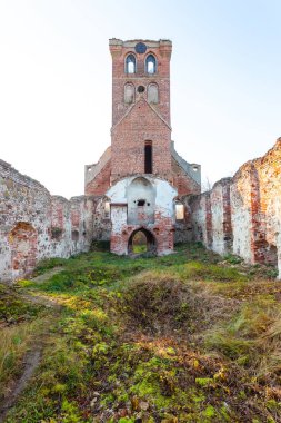 Eski ortaçağ kırmızı tuğla Kilisenin çan kulesi kalıntıları