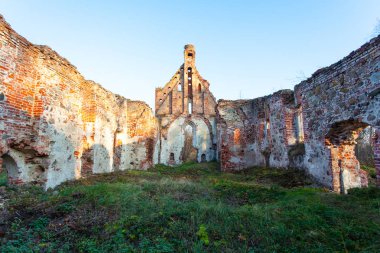 eski ortaçağ kırmızı tuğla kilise kalıntıları görünümünü içinde