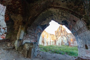 Görünümü içinde eski ortaçağ kırmızı tuğla Kilisesi'nin çan kulesi kalıntıları