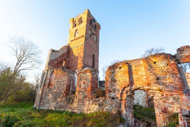 terk edilmiş eski bir kırmızı tuğla Ortaçağ kilise kalıntıları