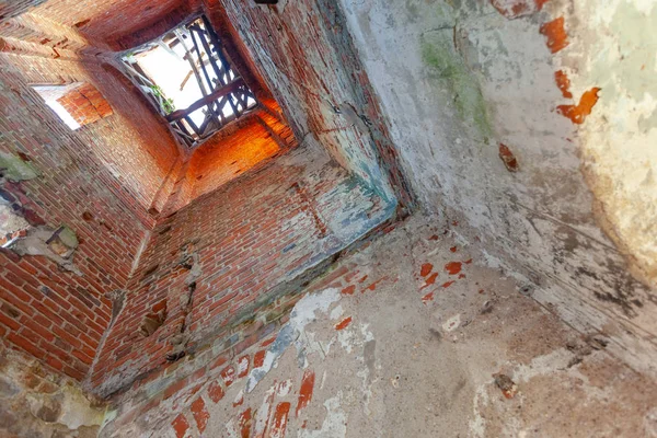 Ruïnes Van Klokkentoren Van Oude Middeleeuwse Rode Bakstenen Kerk Binnen — Stockfoto