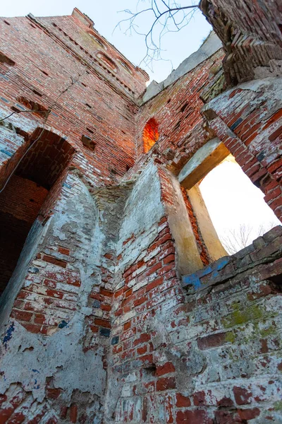 Ruínas Torre Sineira Antiga Igreja Medieval Tijolos Vermelhos — Fotografia de Stock