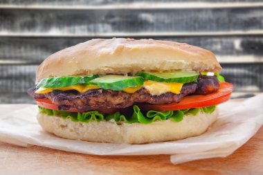 sulu pirzama ile taze aromalı cheeseburger