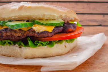 sulu pirzama, salatalık, domates ve marul ile taze aromalı cheeseburger