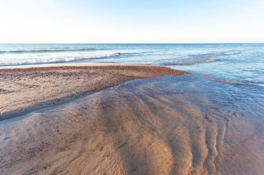 Deniz ve küçük lagün üzerinde güzel altın gün batımı