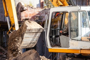 Kazıcı inşaat alanında çalışıyor.