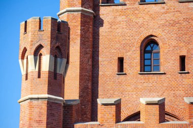 windows bir ortaçağ kalesi, Gotik tarzı ile eski yıpranmış tuğla duvar