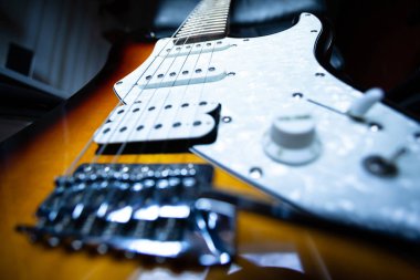 Tütün renkli elektro gitar vücut yakın çekim