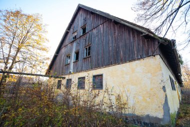 Klasik Avrupa mimarisi ile eski ihmal edilen ve terk edilmiş ev