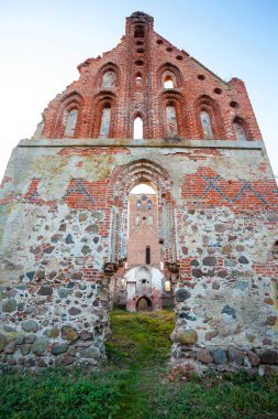 terk edilmiş eski bir kırmızı tuğla Ortaçağ kilise kalıntıları