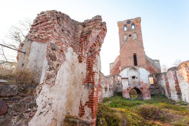 Eski ortaçağ kırmızı tuğla Kilisenin çan kulesi kalıntıları