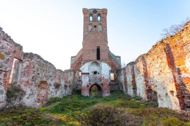 Eski ortaçağ kırmızı tuğla Kilisenin çan kulesi kalıntıları