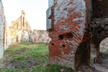 eski ortaçağ kırmızı tuğla kilise kalıntıları görünümünü içinde