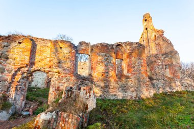 terk edilmiş eski bir kırmızı tuğla Ortaçağ kilise kalıntıları