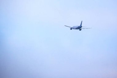 mavi gökyüzüne karşı giden bir yolcu gemisinin arka görünümü