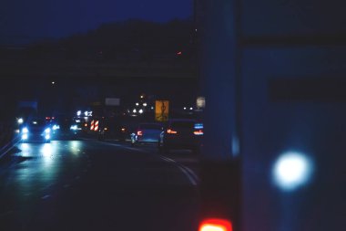 geniş bir yolda gece araba ışıkları