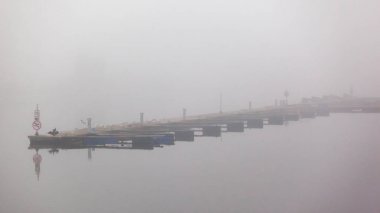 kalın yoğun sis nehir üzerinde tekne iskelesi