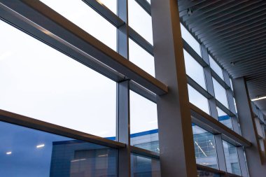 metal kiriş ve cam dan modern yapılar