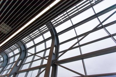 metal kiriş ve cam dan modern yapılar