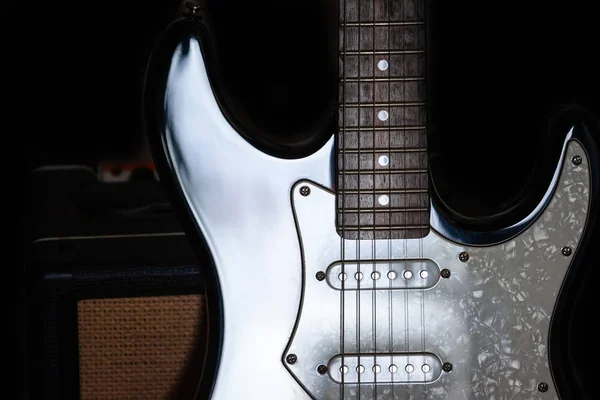 光沢のあるギターとアンプのクローズ アップ ショット — ストック写真
