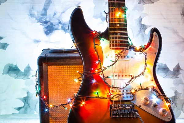 elektro gitar ve amfi Garland Festival ışıkların parlak renklerde