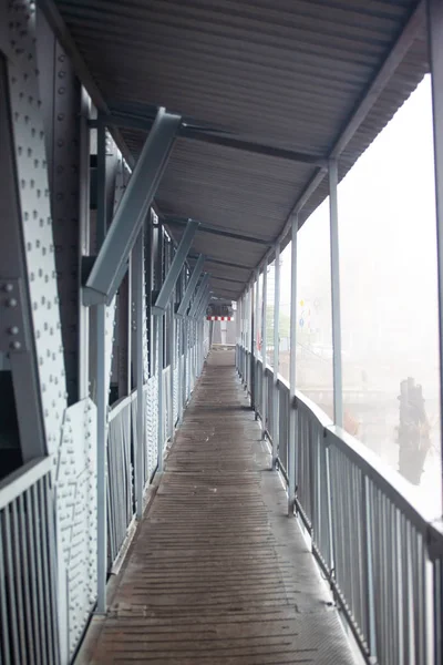 Perspektivischer Gehweg Auf Einer Metallbrücke — Stockfoto