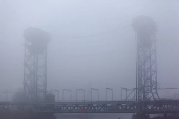 Μεγάλη Μεταλλική Γέφυρα Πυκνή Βαριά Ομίχλη — Φωτογραφία Αρχείου