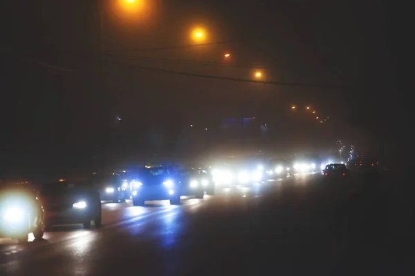 Авто Огни Ночью Широкой Туманной Дороге — стоковое фото