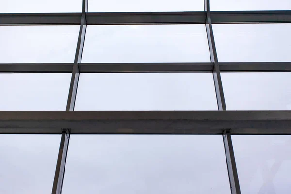金属梁およびガラスからの現代構造 — ストック写真