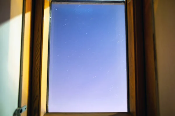 Widok Okna Gwiaździste Niebo Długiej Ekspozycji — Zdjęcie stockowe