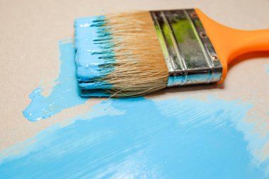 boyasız düz bir yüzeyüzerinde mavi boya boya fırçası