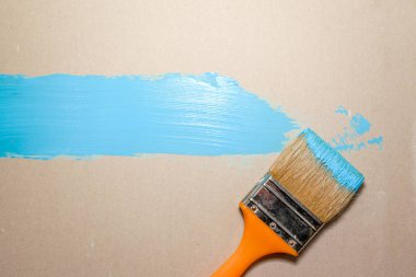 boyasız düz bir yüzey üzerinde mavi boya boya fırçası, copyspace