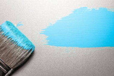 boyasız düz bir yüzey üzerinde mavi boya boya fırçası, copyspace
