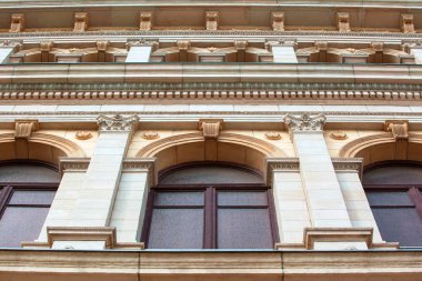 bir bej ile klasik bir cephe bina tarihsel duvar parçası