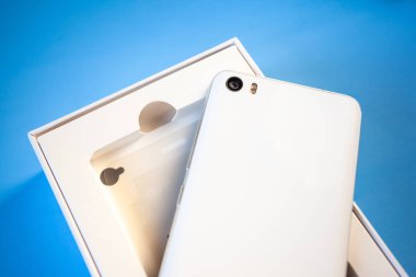 yeni beyaz akıllı telefon ile açık kutu