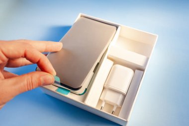 adam kutusundan yeni bir akıllı telefon çeker