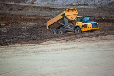 bir kariyer yükseltilmiş bir vücut ile büyük sarı kamyon