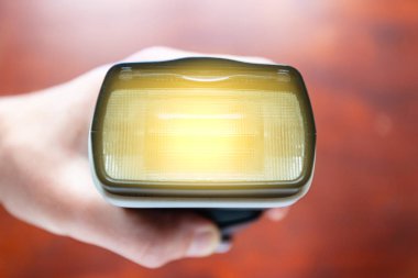 yumuşak sarı ışık ile profesyonel kamera flaşı