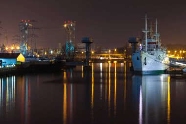 uzun pozlama ışıklar bir sürü ile gece limanında geminin güzel görünümü