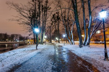 fenerler ile romantik gece karla kaplı park