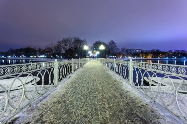 uzun pozlama fenerler ile şehirde karlı yaya köprüsü