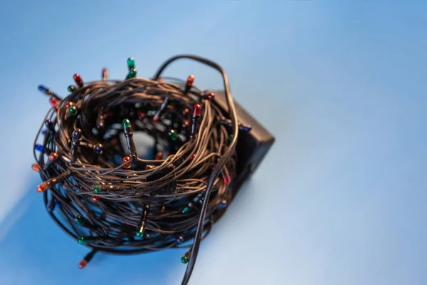 Een Hank Van Multi Gekleurde Kerst Slinger Een Blauwe Achtergrond — Stockfoto