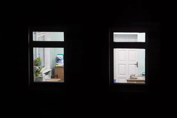 Dos Ventanas Con Luz Encendida Medio Una Pared Oscura Por — Foto de Stock