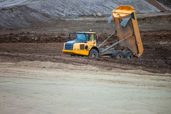 Gran Camión Amarillo Con Cuerpo Levantado Una Carrera — Foto de Stock