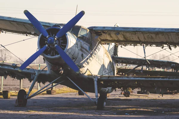 オープンエアの墓地で古い破壊された錆びた複葉機 レトロなトーン — ストック写真