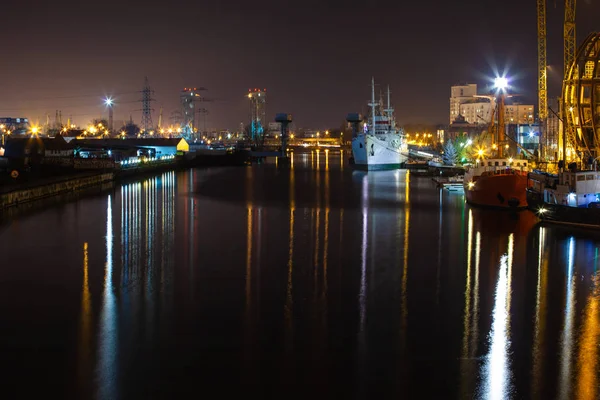 Schöne Sicht Auf Die Schiffe Nachthafen Mit Vielen Lichtern Bei — Stockfoto