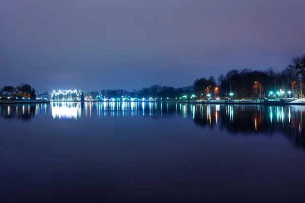 Nacht Cityscape Buurt Van Het Meer Met Felle Lichten — Stockfoto